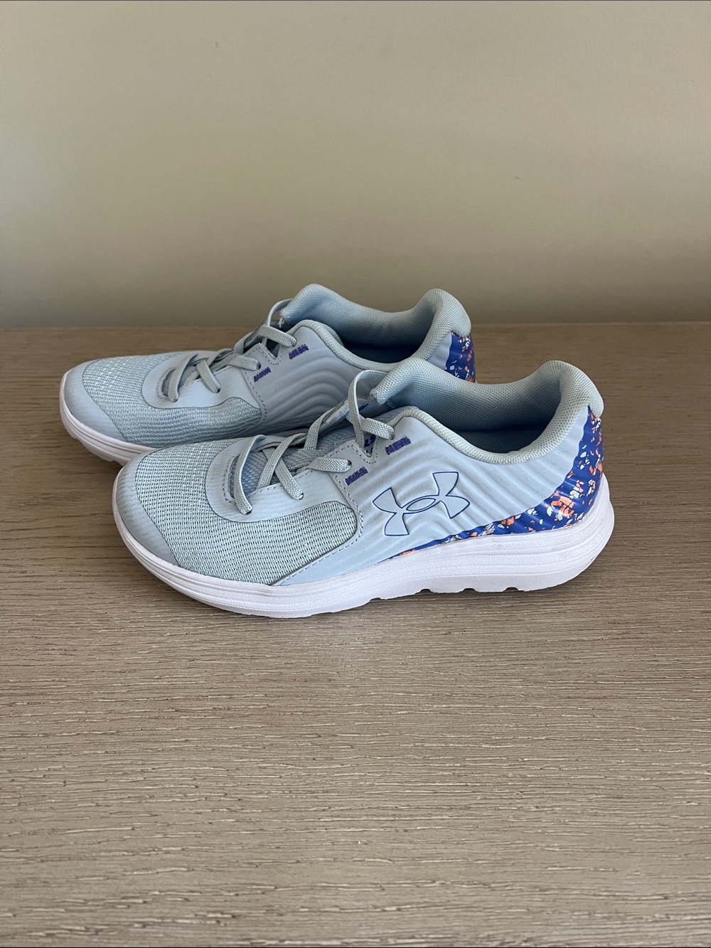Girls Under Armour OutHustle Light Blue Sneakers shoes size 1